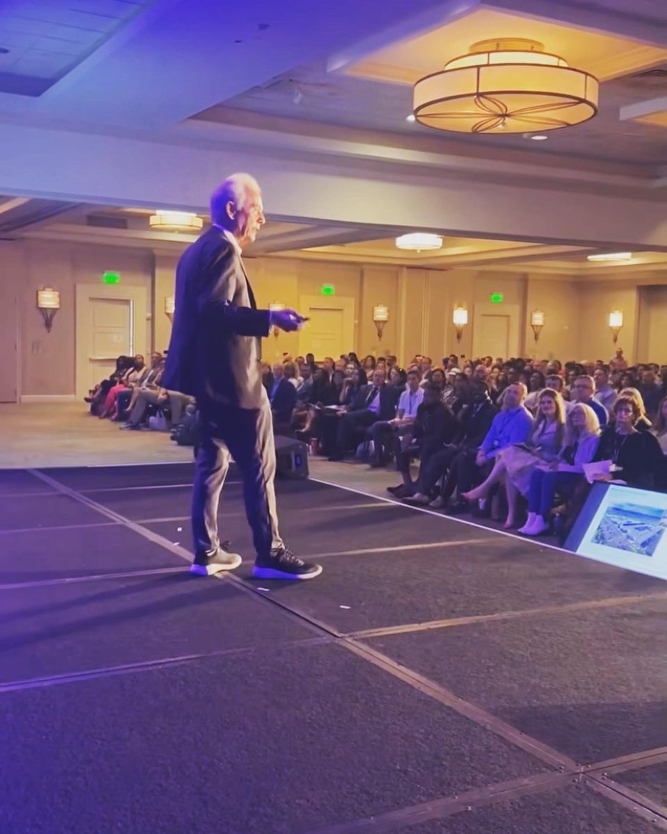 jaz_z_e's tweet image. Meeting Hugh Hilton was the most epic moment learning how to close a deal from The Goat! He was funny as well what a man ✊🏾#realestateinvesting #realestatemasters