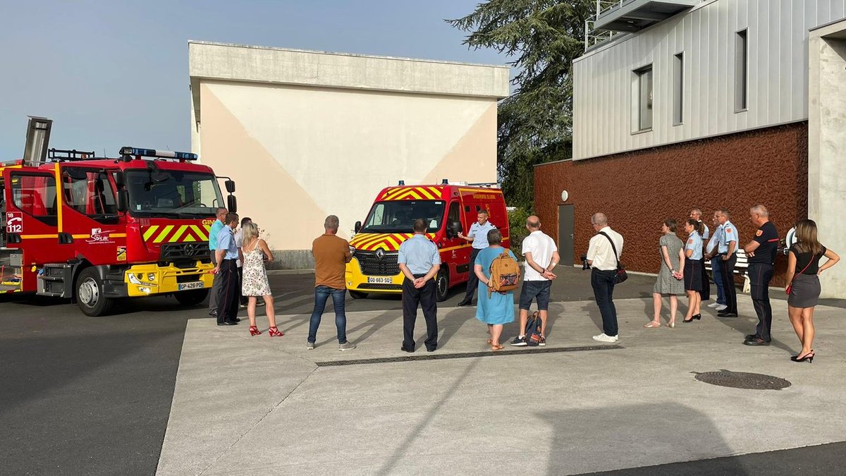 sdis86's tweet photo. La remise des clés de nouveaux véhicules a eu lieu au centre d'incendie et de secours de #Poitiers la Blaiserie :
➡️ 1 #FPTSR et 1 #VSSUAP
💶 un #investissement à hauteur de 404 000€ inscrit dans la démarche de renouvellement du parc roulant https://t.co/UIdh3oTKah