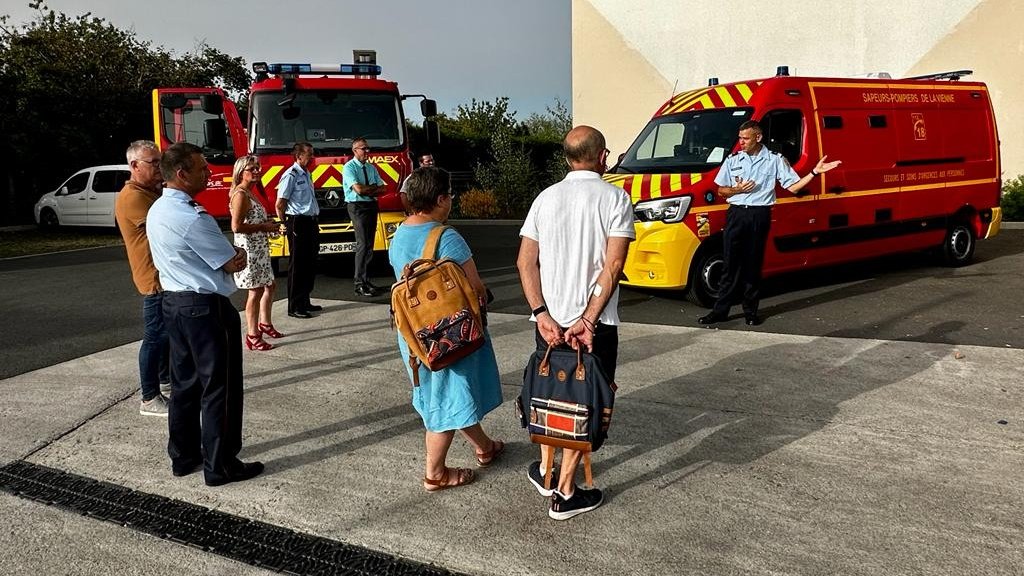 sdis86's tweet photo. La remise des clés de nouveaux véhicules a eu lieu au centre d'incendie et de secours de #Poitiers la Blaiserie :
➡️ 1 #FPTSR et 1 #VSSUAP
💶 un #investissement à hauteur de 404 000€ inscrit dans la démarche de renouvellement du parc roulant https://t.co/UIdh3oTKah