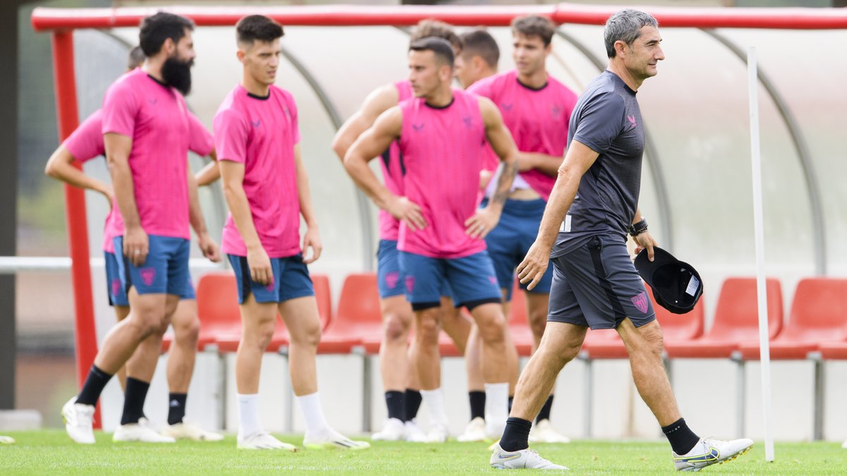 AthleticClub's tweet photo. 🔙 ¡Vuelta a Lezama!

Sin descanso, el equipo ha realizado la primera sesión de trabajo.

#AthleticClub 🦁 https://t.co/hB0gpPnDQL