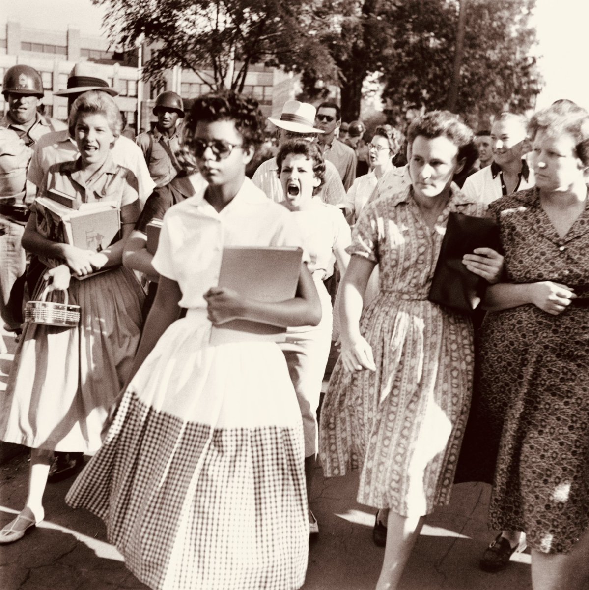 🧵The #LittleRockNine integrated Little Rock Central High School 66 years ago today. In 2023, many are hard at work to prevent children from learning that this vitriol and racism existed then and that it exists now.