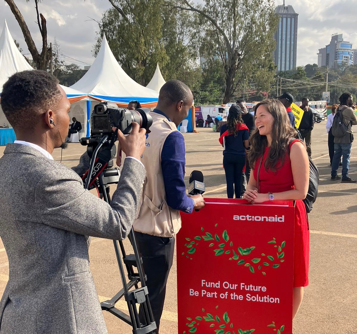 1TeresaAnderson's tweet photo. Such an honour to launch @ActionAid "How the #FinanceFlows" report at the People's Climate Assembly in Nairobi.

Not often one launches a report on financial flows with farmers &amp; youth from the front lines, a hand-drawn placard instead of ppt, &amp;🔥 spoken word poet @WillieOeba! https://t.co/Ws6PlfSpNr