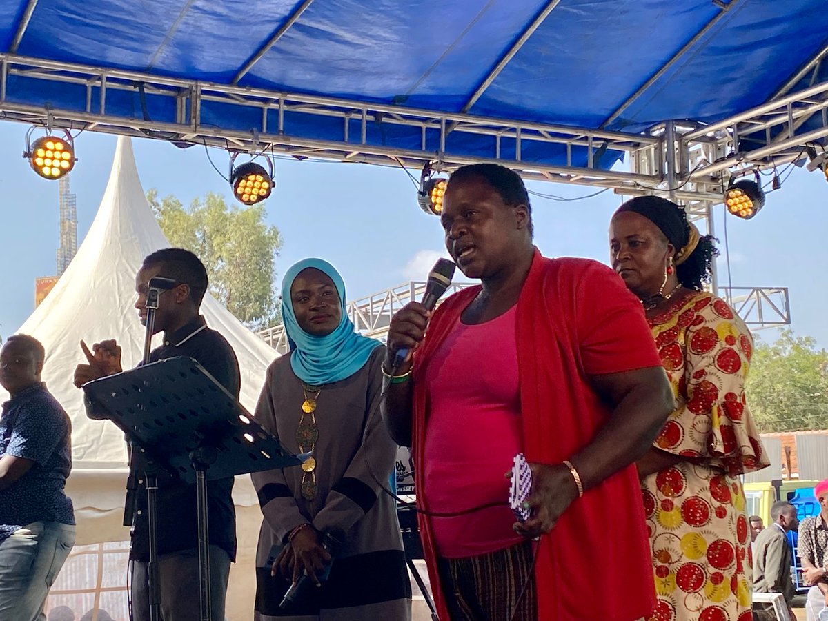 1TeresaAnderson's tweet photo. Such an honour to launch @ActionAid "How the #FinanceFlows" report at the People's Climate Assembly in Nairobi.

Not often one launches a report on financial flows with farmers &amp; youth from the front lines, a hand-drawn placard instead of ppt, &amp;🔥 spoken word poet @WillieOeba! https://t.co/Ws6PlfSpNr