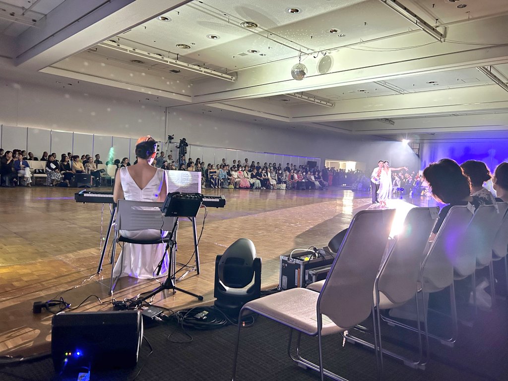 chiharu0901's tweet photo. #選手会パーティー　にて

橋本先生、正谷先生のバックでピアノ演奏をさせていただきました

チャンピオンの二組に���えた…！！

踊って、弾いて🎵
最高に幸せな日々をありがとうございます https://t.co/tGVsdGqky9