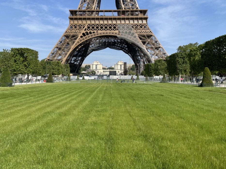 ParisEveil's tweet photo. Le « gazon maudit » du Champ de Mars, avec aujourd’hui un avant/après. 

Et un fil 🧵 1/n

👇21 mai 2023         3 sept. 2023👇 https://t.co/WVG418Ci8O