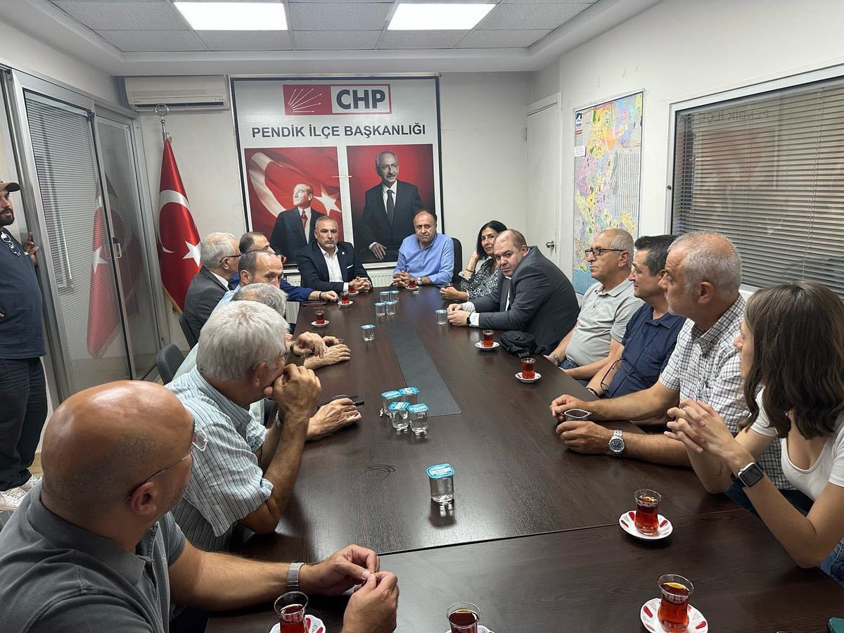 pendikiyiparti's tweet photo. İlçe Başkanımız Süleyman Turan, Belediye Meclis Üyelerimiz Yılmaz Saraç ve Turgay Yılgın ve İlçe Yöneticilerimiz bugün, görevine yeni seçilen CHP İlçe Bşk. Niyazi Güneri ve yönetimine hayırlı olsun ziyaretinde bulundular.
Misafirperverliği için Niyazi başkanımıza teşekkür ederiz. https://t.co/Yz1cfnCBrd