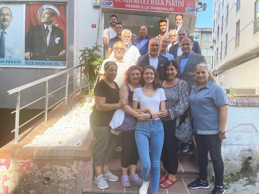 İlçe Başkanımız Süleyman Turan, Belediye Meclis Üyelerimiz Yılmaz Saraç ve Turgay Yılgın ve İlçe Yöneticilerimiz bugün, görevine yeni seçilen CHP İlçe Bşk. Niyazi Güneri ve yönetimine hayırlı olsun ziyaretinde bulundular.
Misafirperverliği için Niyazi başkanımıza teşekkür ederiz.