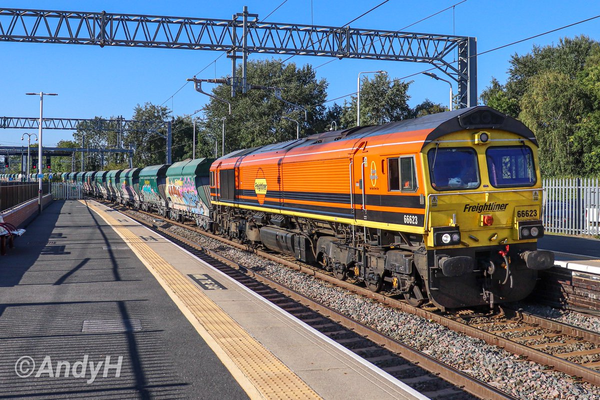 holtona72's tweet photo. Couldn't decide which one to post.. so here's zoom & wide. The #BatShed, @RailFreight 66623, winds her way through the curves at Kettering with 6D17 Tunstead-Elstow this afternoon. Good to finally see some sunshine to compliment the colours. #ShedWatch #MML #Freightliner 4/9/23 https://t.co/NinWgvktRs
