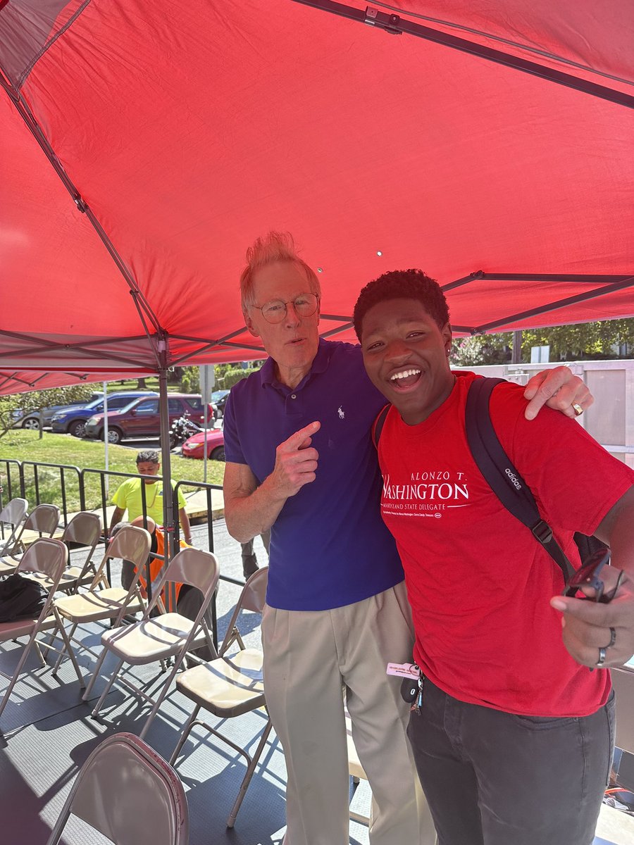 pam4pgcps's tweet photo. Staying hydrated at the @CityofGreenbelt #LaborDay Parade &amp; Festival! 🥵 Great to see @pgcps staff &amp; @ERHS_Raiders volunteers!  

You may recognize this @CHFlowersHigh student w/@DaveZahrenABC7 from the life-saving student-produced fentanyl PSA ⬇️

https://t.co/eF8lvVNBwh https://t.co/k6qyM6h3Es