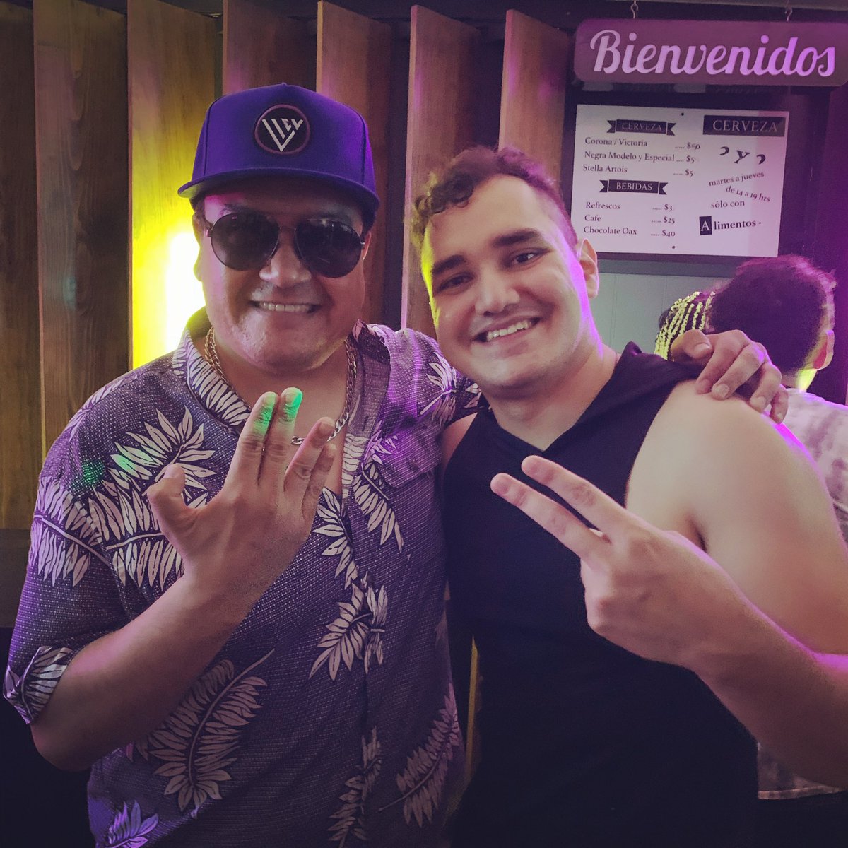 El @vielisimo Vocalista de #LosViel junto a su amigo #Jusam en el evento #TRAPERREO 2.0 donde alternaron con otros Artistas como #TrapHouse #FifteenGang #DJ #Qxnce #SkrGang y #RoyFudos en el #XoloForoBar Se puso Vielisimo

#fudosroom #miau #elmiau #youngxone #romanorte #cdmx