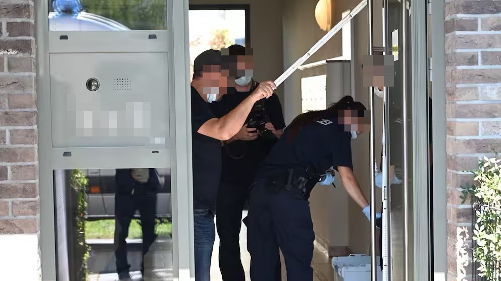 BZ_NachtFloh's tweet photo. Berlin-Lichtenberg: Drama in Karlshorst - Mann sticht auf Lebensgefährtin und Kind ein. https://t.co/DJHoYwXYZq Fotos: #TimoBeurich / #NachtFloh/ #spreepicture https://t.co/wrEG4fVIXR