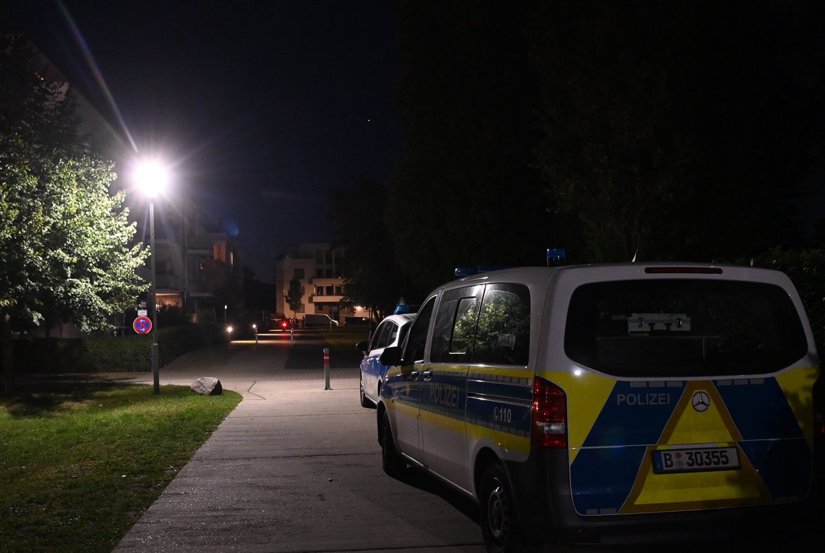 BZ_NachtFloh's tweet photo. Berlin-Lichtenberg: Drama in Karlshorst - Mann sticht auf Lebensgefährtin und Kind ein. https://t.co/DJHoYwXYZq Fotos: #TimoBeurich / #NachtFloh/ #spreepicture https://t.co/wrEG4fVIXR