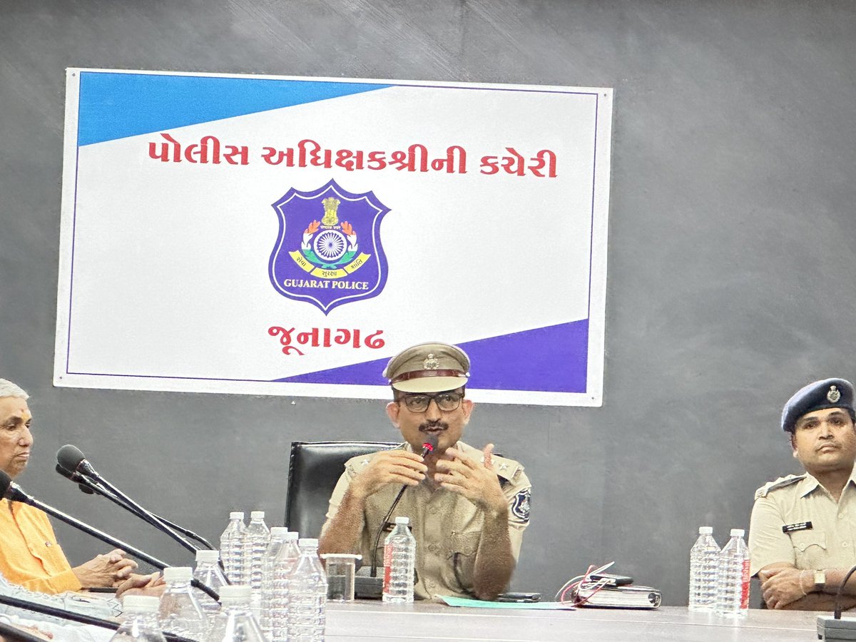 LTrambadia's tweet photo. જુનાગઢ એસપી શ્રી હર્ષદ મહેતા સાહેબ ની ઉપસ્થિતી  મા જન્માષ્ટમી તહેવારને લઈને વિવિધ જ્ઞાતીના આગેવાનો સાથે બેઠક યોજાઈ શાંતિપુર્ણ અને હર્ષોલ્લાસથી તહેવારો ની ઉજવણી થાય એ બાબતે આગેવાનો સાથે ચર્ચા કરેલ. 
@Spjunagadh https://t.co/XdXXhojeR7