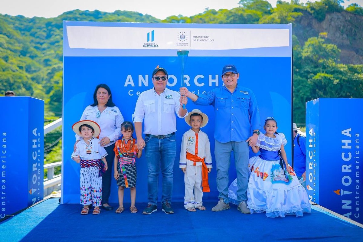 JMauricioPineda's tweet photo. 🇬🇹🔥🇸🇻 La comunidad educativa del departamento de Ahuachapán, en representación de todos los salvadoreños, recibe el fuego de la Antorcha Centroamericana de parte de nuestra hermana República de Guatemala. La llama de la unión, la paz y la libertad recorrerá todo nuestro país para conmemorar los 202 años de la Independencia Patria.

#EducaciónSV