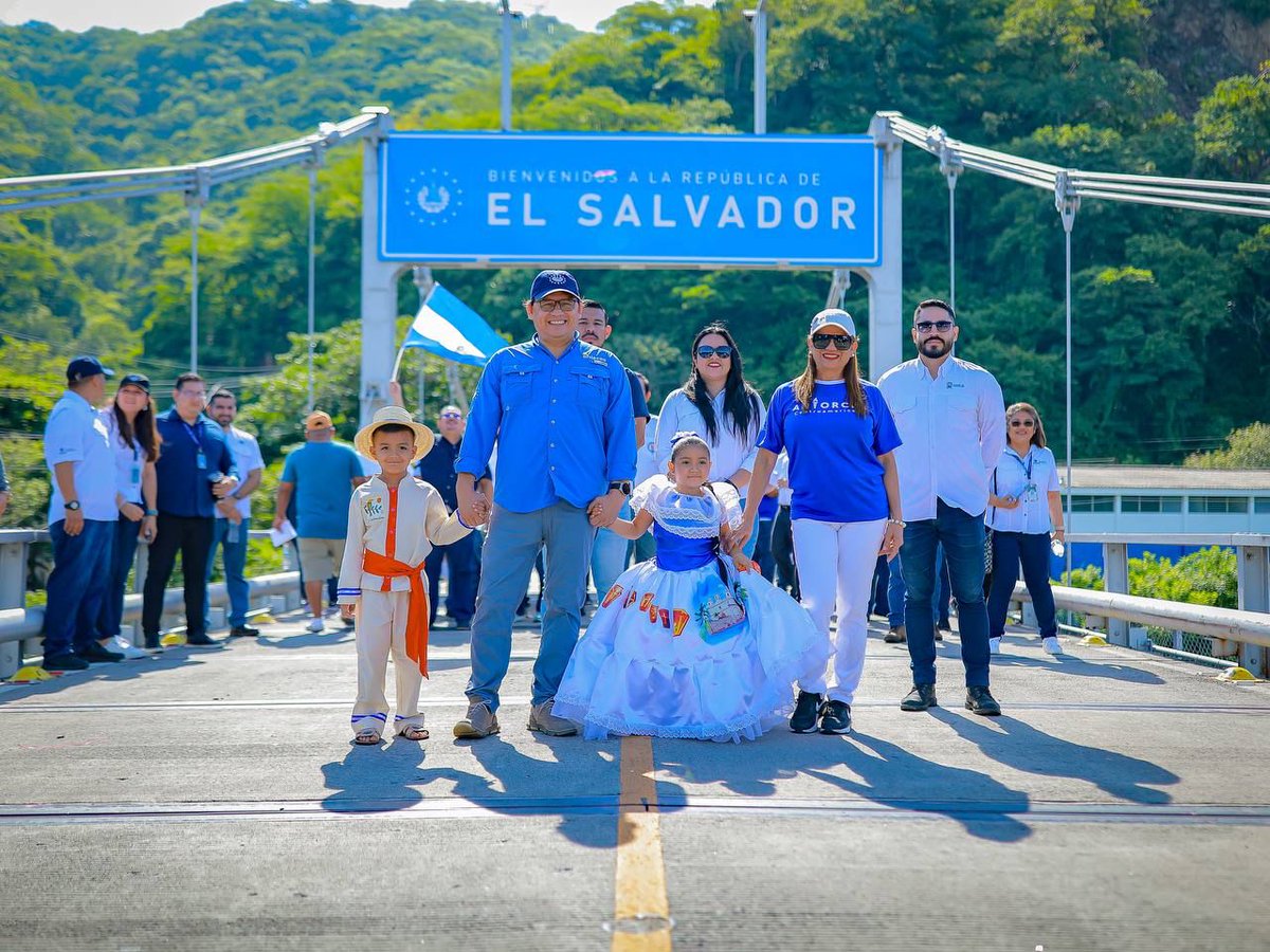 JMauricioPineda's tweet photo. 🇬🇹🔥🇸🇻 La comunidad educativa del departamento de Ahuachapán, en representación de todos los salvadoreños, recibe el fuego de la Antorcha Centroamericana de parte de nuestra hermana República de Guatemala. La llama de la unión, la paz y la libertad recorrerá todo nuestro país para conmemorar los 202 años de la Independencia Patria.

#EducaciónSV