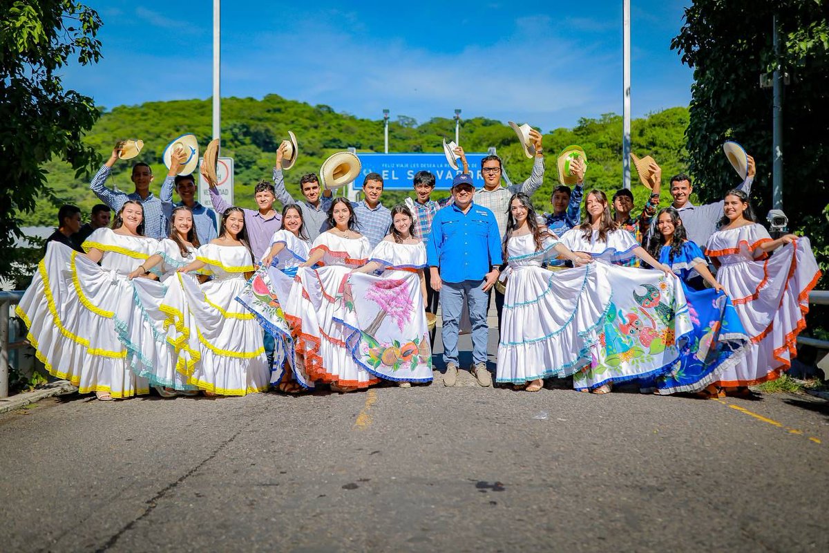 JMauricioPineda's tweet photo. 🇬🇹🔥🇸🇻 La comunidad educativa del departamento de Ahuachapán, en representación de todos los salvadoreños, recibe el fuego de la Antorcha Centroamericana de parte de nuestra hermana República de Guatemala. La llama de la unión, la paz y la libertad recorrerá todo nuestro país para conmemorar los 202 años de la Independencia Patria.

#EducaciónSV