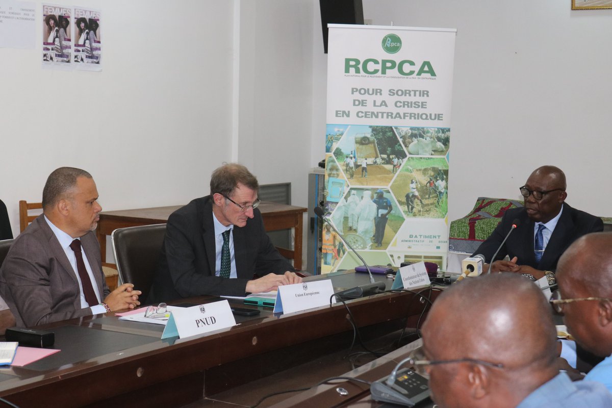 PNUD_RCA's tweet photo. Présenter les gds axes du Plan Intérimaire de Développement de la #Centrafrique #PIDRCA 2024-2026, les acquis et faiblesses du #RCPCA: le PM @moloua_felix a échangé avec les journalistes à ce sujet 04/09/23 en présence du Min. des Finances, des Rep. de l’@UEenRCA et de @PNUD_RCA. https://t.co/ftQWdL3vBy