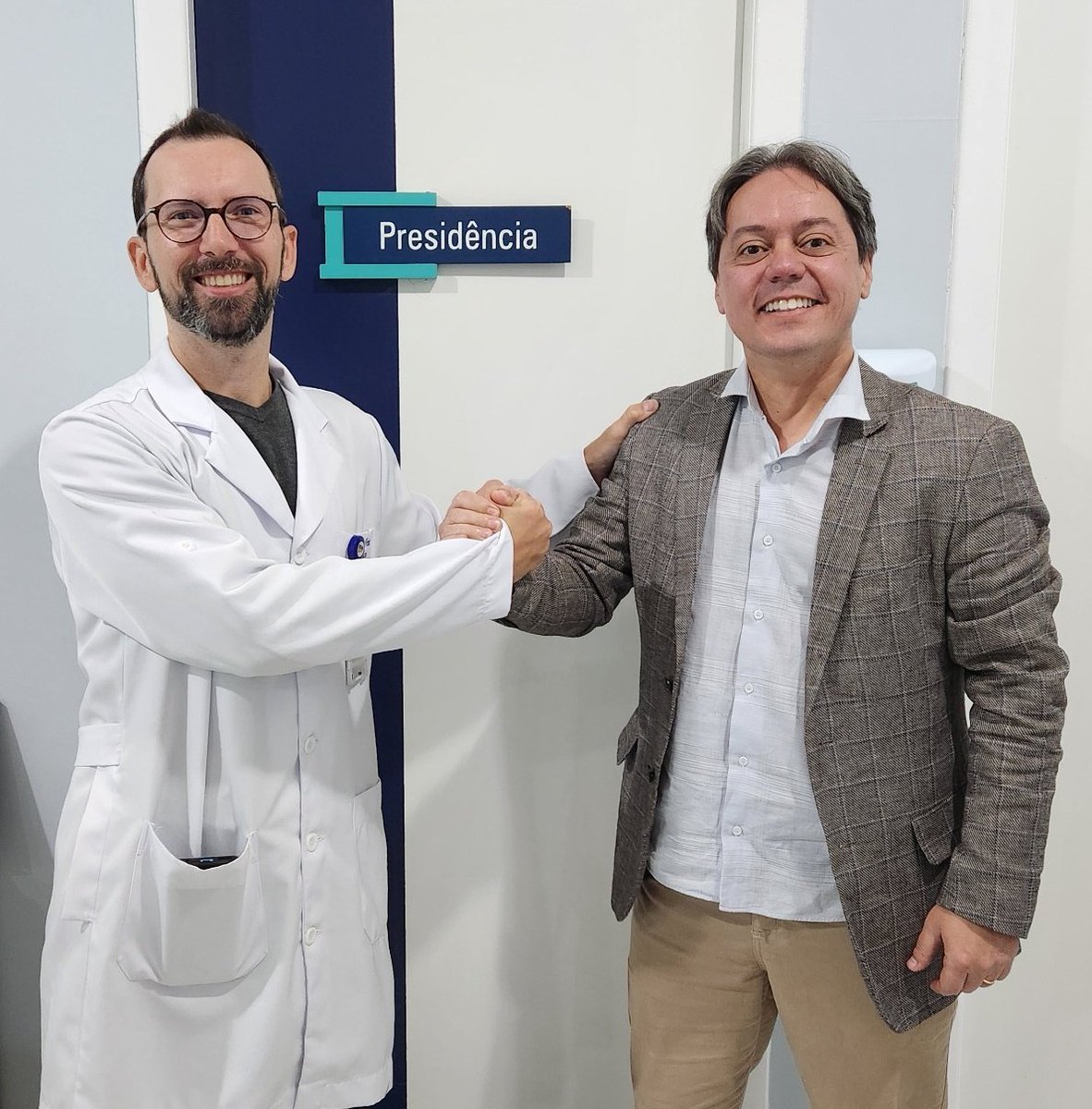 prorim's tweet photo. SUCESSÃO |

Após 8 anos, Dr Marcos Alexandre Vieira  (a direita) deixa a presidência da Fundação Pró-Rim. Quem assume para a gestão 2023-2027 é o advogado e Diretor Administrativo da Pró-Rim Maycon Truppel Machado (a esquerda) https://t.co/qs1OUPWaaY