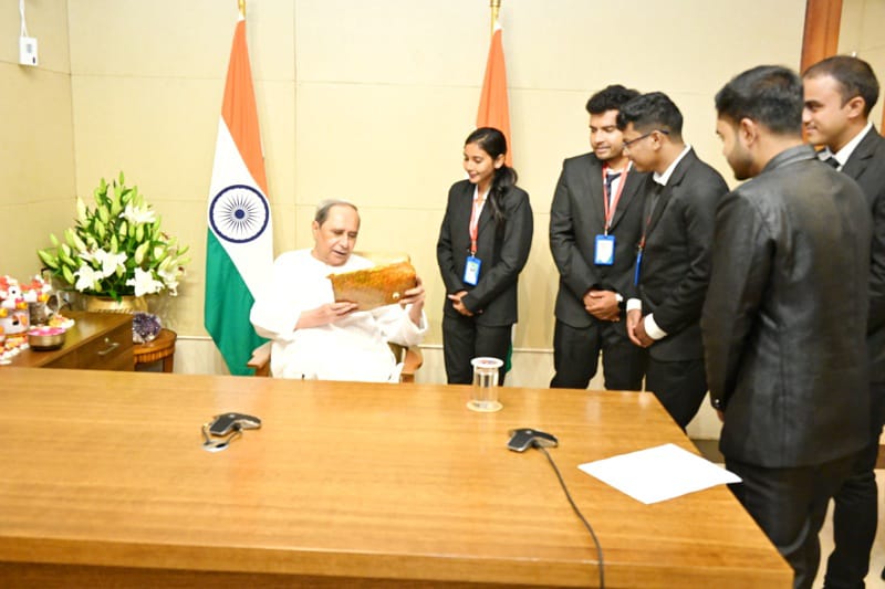 CMO_Odisha's tweet photo. Five https://t.co/wXsRveiQRp (Mining Engineering) students, who are going to pursue Masters Degree in @CurtinUni, Australia, met CM @Naveen_Odisha and sought his blessings. CM encouraged them to study hard and realise career goals. The higher education of the students are being sponsored by DMF Kendujhar.