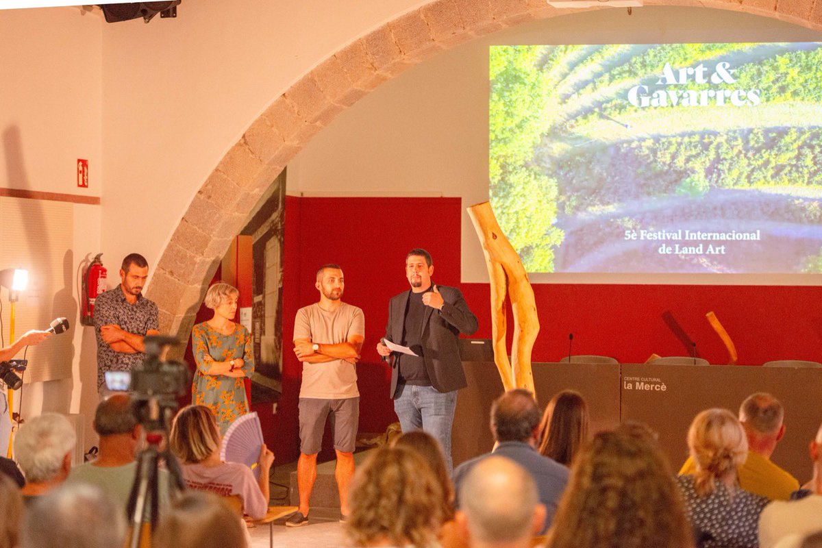 DiputacioGirona's tweet image. 🌳🎨Presentem la 6a edició del Festival #ArtiGavarres!
💧Les 18 propostes artístiques d'enguany reflexionen sobre la sequera
🗓️A partir del 9 de setembre
📍#Girona, #Celrà, #Cassà, #Llagostera i #Palamós
✅Amb el vicepresident 1r de la #DdGi, Pau Presas
👉artigavarres.cat