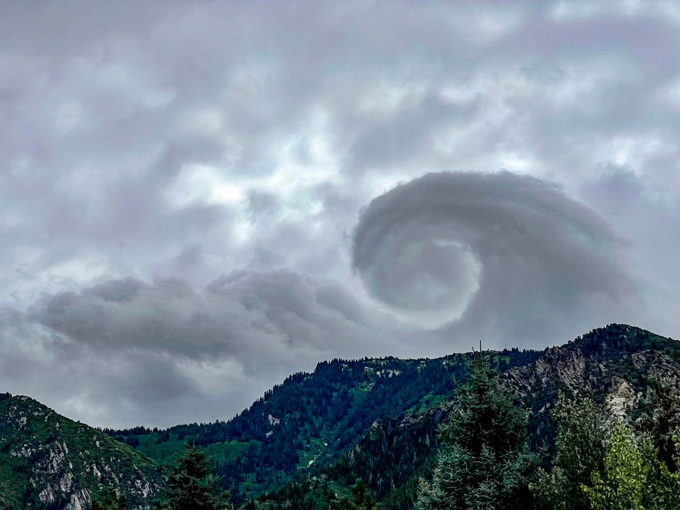 KUTV2News's tweet photo. Oh, look! This cloud is waving🌊

Get in on this gallery and add your photos via chime in: https://t.co/mnNmf3bvxt

📍: Wasatch Blvd. in Sandy, Utah
📸: Manish Gupta https://t.co/3Ya8f1tt2G