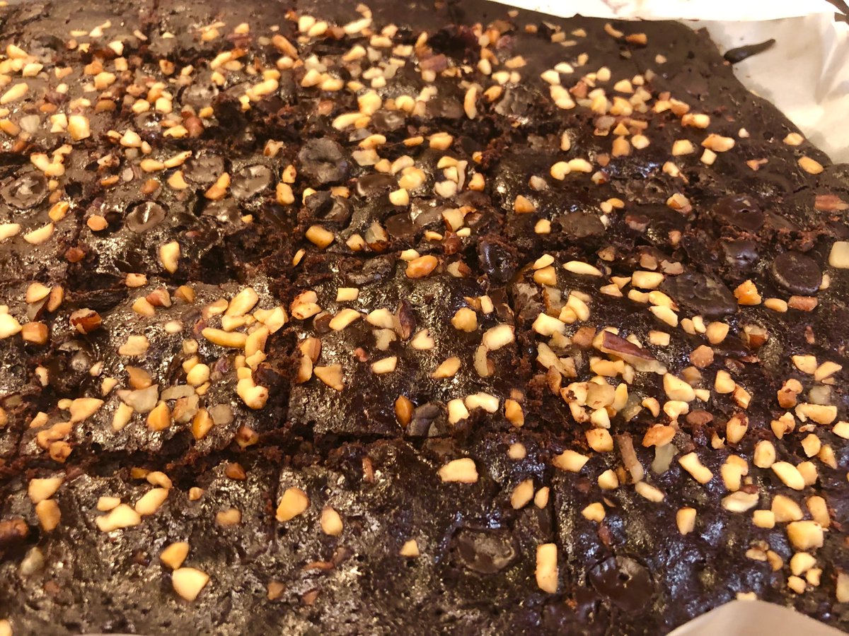 Afroveganchick's tweet photo. Made chocolate chip brownies for an art workshop today hosted at my friend’s house. We’re trying out these @savoursmiths Vegan Wagyu Beef and Honey Mustard potato chips as well. #vegan #vegansnacks #veganjunkfood https://t.co/6eGTEyo20f