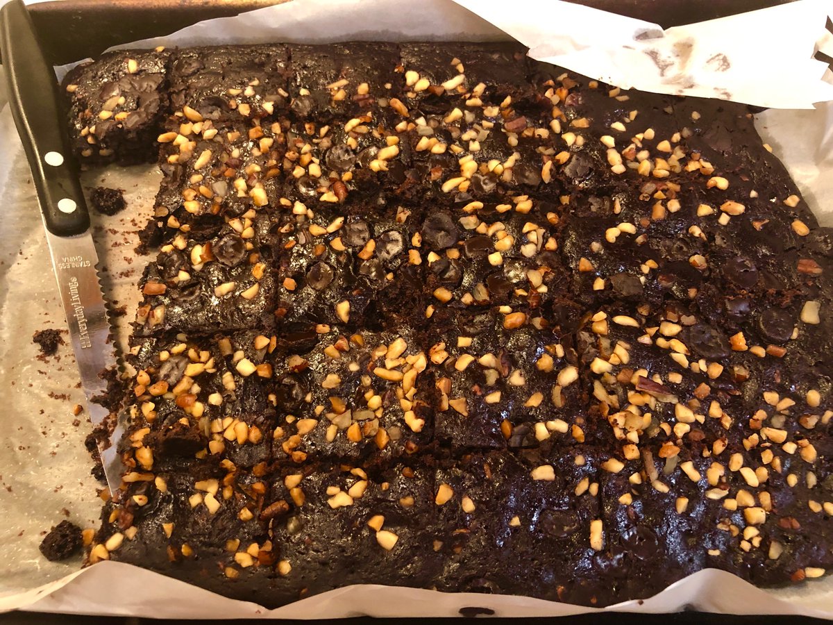 Afroveganchick's tweet photo. Made chocolate chip brownies for an art workshop today hosted at my friend’s house. We’re trying out these @savoursmiths Vegan Wagyu Beef and Honey Mustard potato chips as well. #vegan #vegansnacks #veganjunkfood https://t.co/6eGTEyo20f