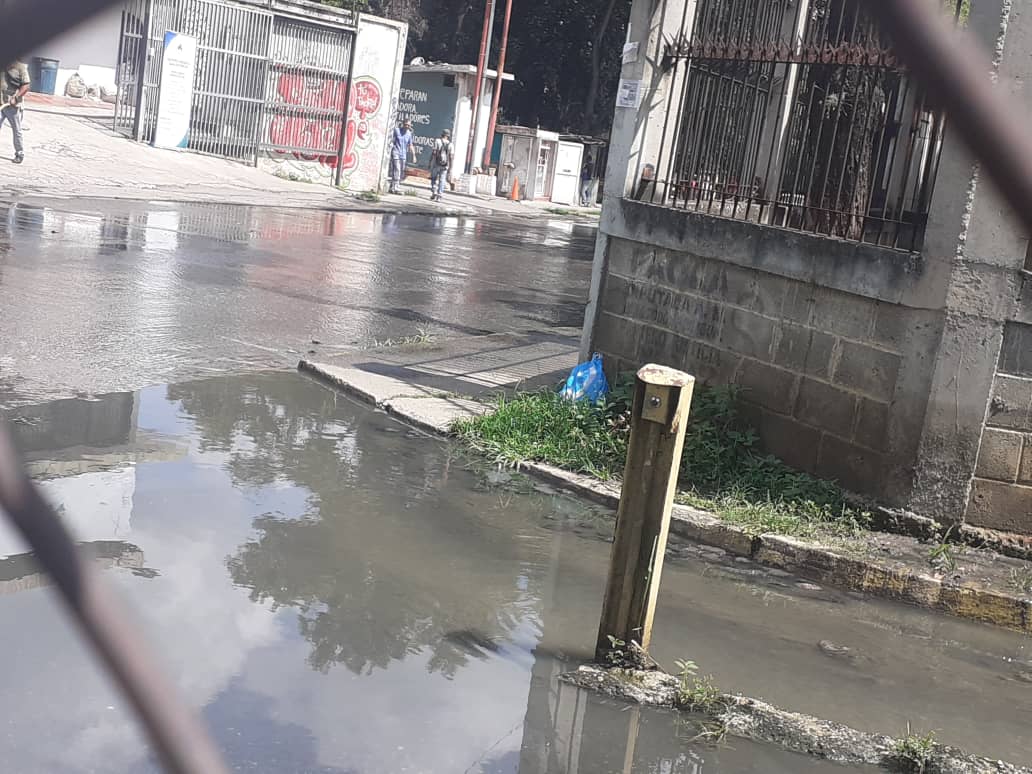 AilinDuarte's tweet photo. ATENCIÓN!!!!
@HidroCapital2
 @AlcaldiaDCcs
 @NicolasMaduro
Bote de aguas negras atenta contra la salud de los habitantes de Coche. Urbanización Delgado Chalbaud. Av Guzmán Blanco. https://t.co/r84mnkMtcC