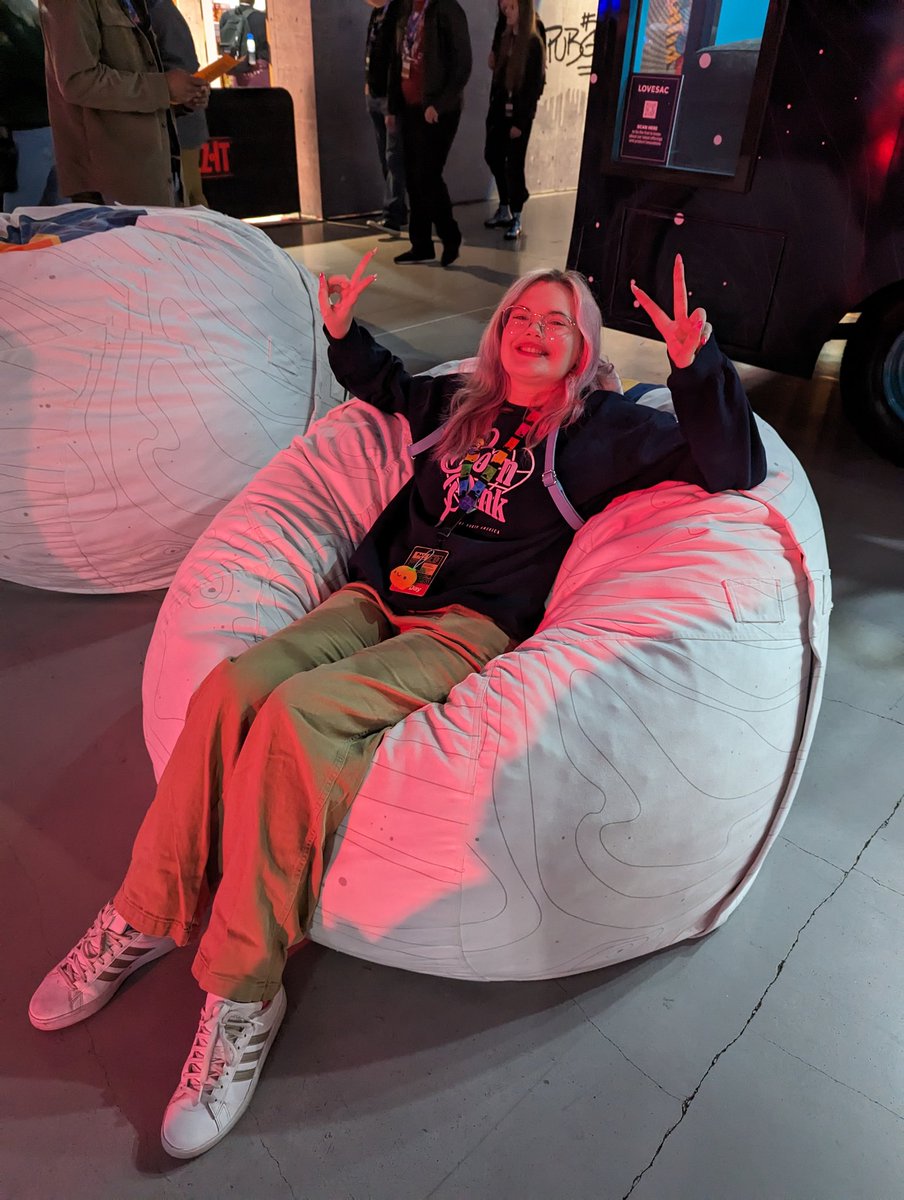 JonIn2D's tweet photo. @Lovesac Taylor loves this lovesac. So comfy! #lovesacxstarfield https://t.co/lCZQJykf6N