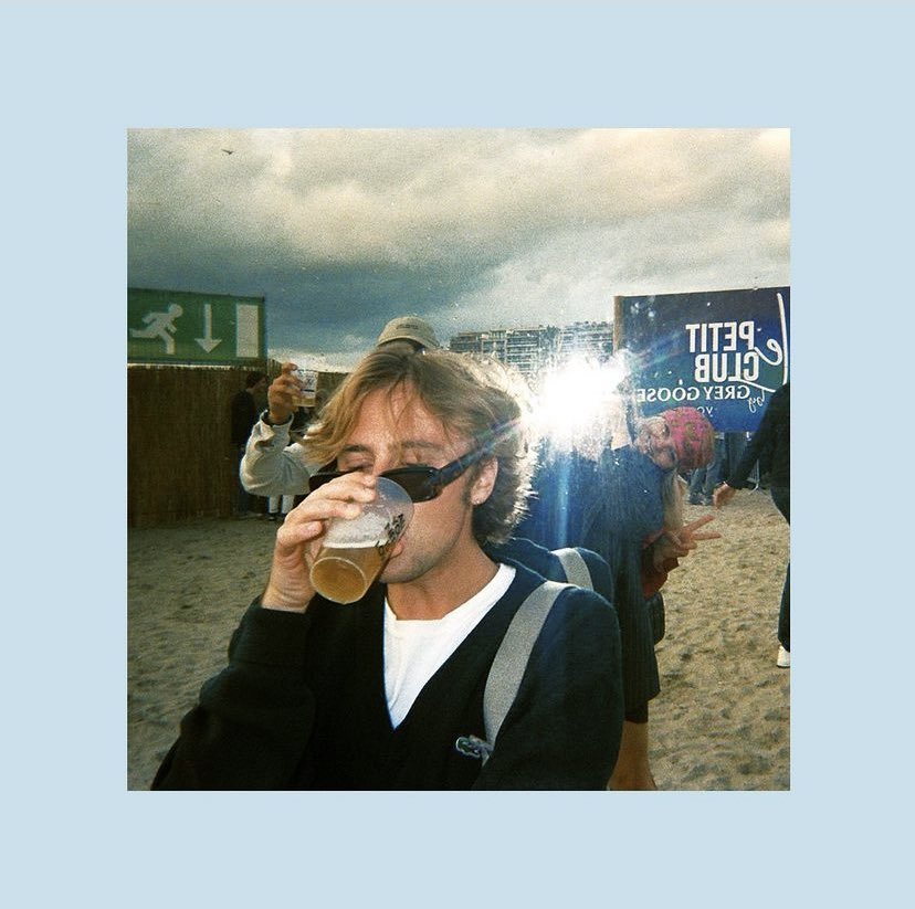 Weet iemand waar ik zo’n spiegelbox achtig iets kan huren zoals op wecandance/ andere festivals staan? #dtv 💖✨