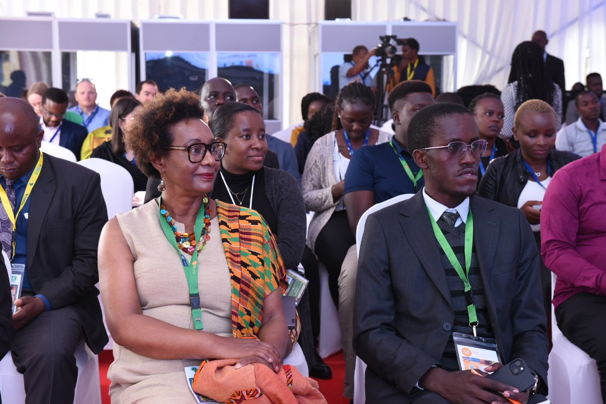 NamlolweE's tweet photo. Panelists including @NdoriaEmily, @Mrhareb, @ROndhowe speaking at the #AfricaClimateSummit2023 on leveraging institutions like the #AfCFTA for Sustainable Development, opportunities in #climatefinance and Carbon Markets in Africa.
@IntradeAfrica, @UNDPClimate, @KEPSA_KENYA, https://t.co/oLUj0dNGg2