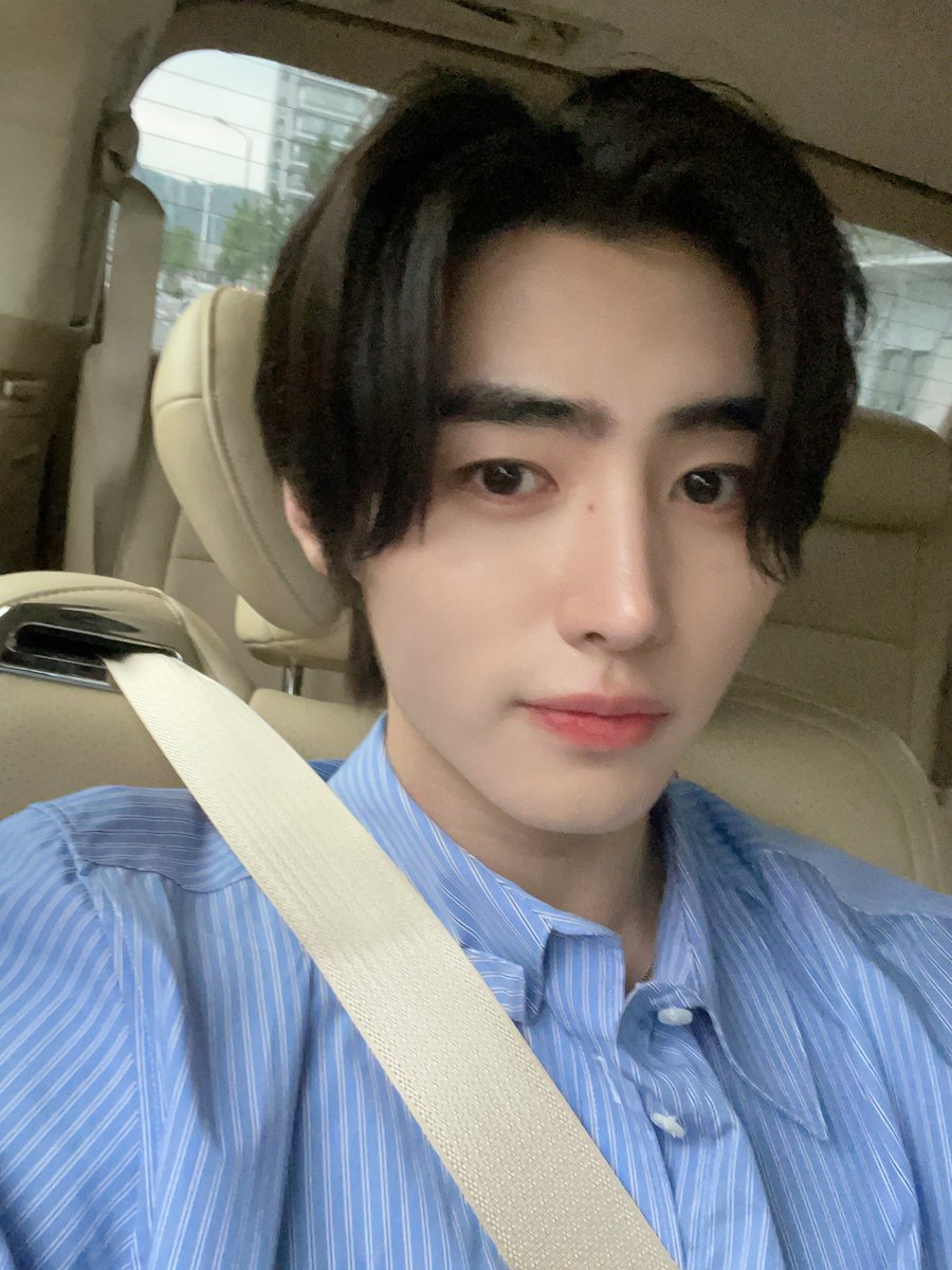 In this splendid snapshot, I find myself relishing a laid-back backseat journey, exuding charisma with my informal attire and a beguiling smile. Whether I'm setting out on an adventure or simply unwinding, I sense that my presence projects a unique aura of serene confidence.