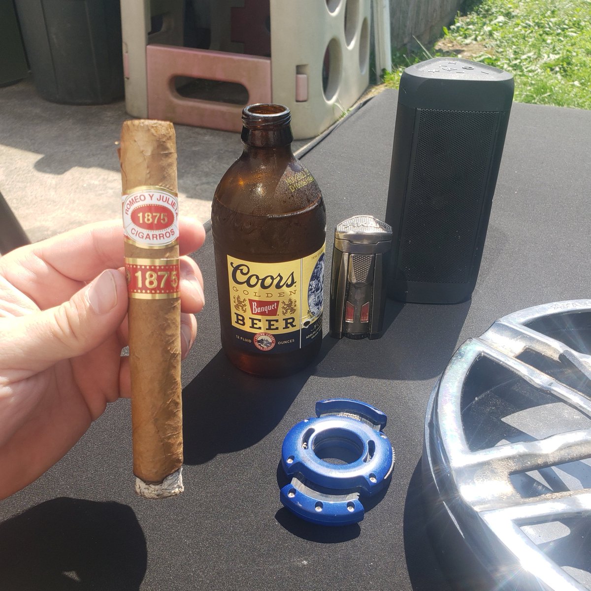 VIPvinnyD's tweet photo. 2 ol' reliable #beer & #cigar choices for this hot & humid #LaborDay. #PunkRock #music on da speaka. Enjoy the unofficial last day of #summer everybody. https://t.co/lUCk00Ms6u