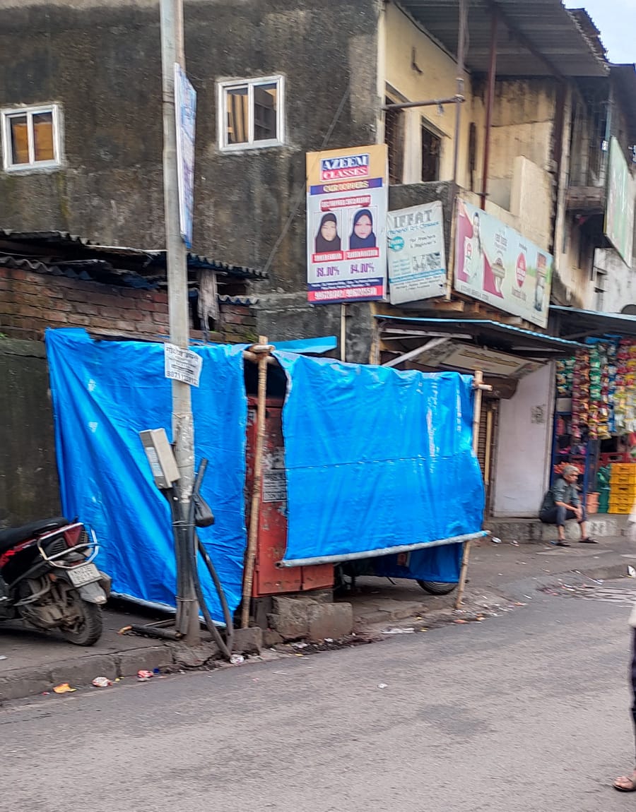 SumitManjrekar's tweet photo. @mybmc @mybmcWardL विनोबा भावे नगर, खान अब्दुल मजीद मार्ग, नोवेलटी बेकरी जवळ अनधिकृत उसाच्या रसाचा गाडा आहे. पदपथावर असलेल्या या अनधिकृत गाड्या मुळे नागरिकांना नाहक उपद्रव होतआहे. तरी यावर कारवाई करावी.
मार्गदर्शक खूण - स्ट्रीट लॅम्प क्र. LJB 025 011 जवळ https://t.co/pKLvjKtNEB