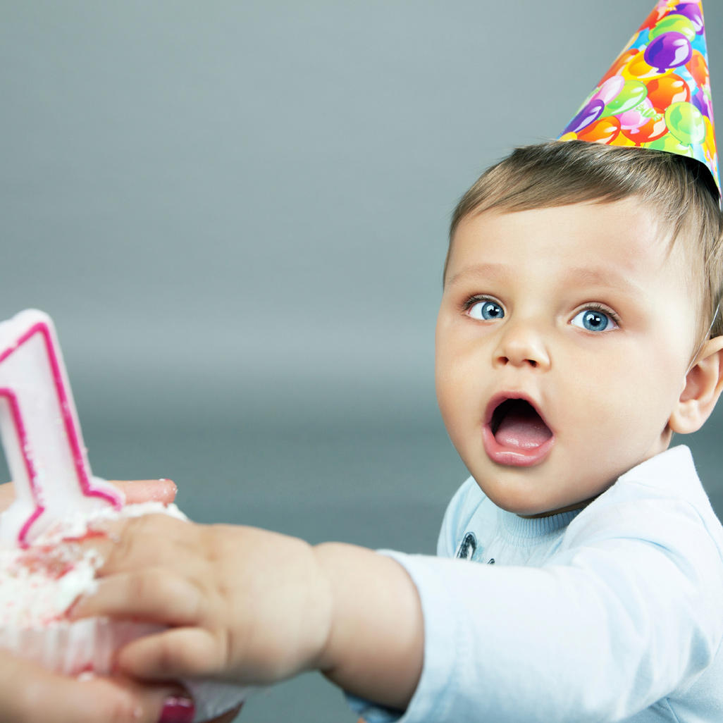 يمكنكِ فعل بعض الأشياء لتنمية مهارات الطفل عمر سنة كالتالي

اتركي أشياء مثيرة للاهتمام وغير قابلة للكسر حيث يمكن الوصول إليها.
كوني إيجابية من خلال الحد من استخدام الكلمات السلبية.
قدمي ألعابًا مختلفة حتى يتعلم طفلِك أشياء مختلفة مثل الفاكهة أو الحيوانات أو السيارات.
#معلم_صعوبات