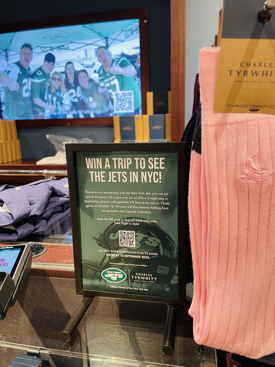 We see @ctshirts showing the @nyjets some love inside their @westfieldlondon store 💚

#TakeFlight