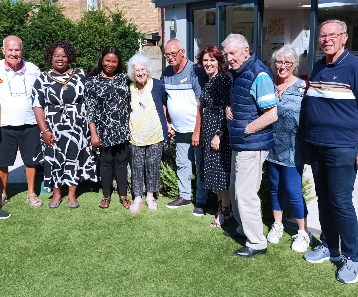 Peaceful Place were delighted to welcome Deputy Mayor of Basildon, Cllr Yetunde Adeshile, to our centre this afternoon (second from left)
Our thanks to the Deputy Mayor for coming and for showing a genuine interest our work helping people with dementia to live their best lives