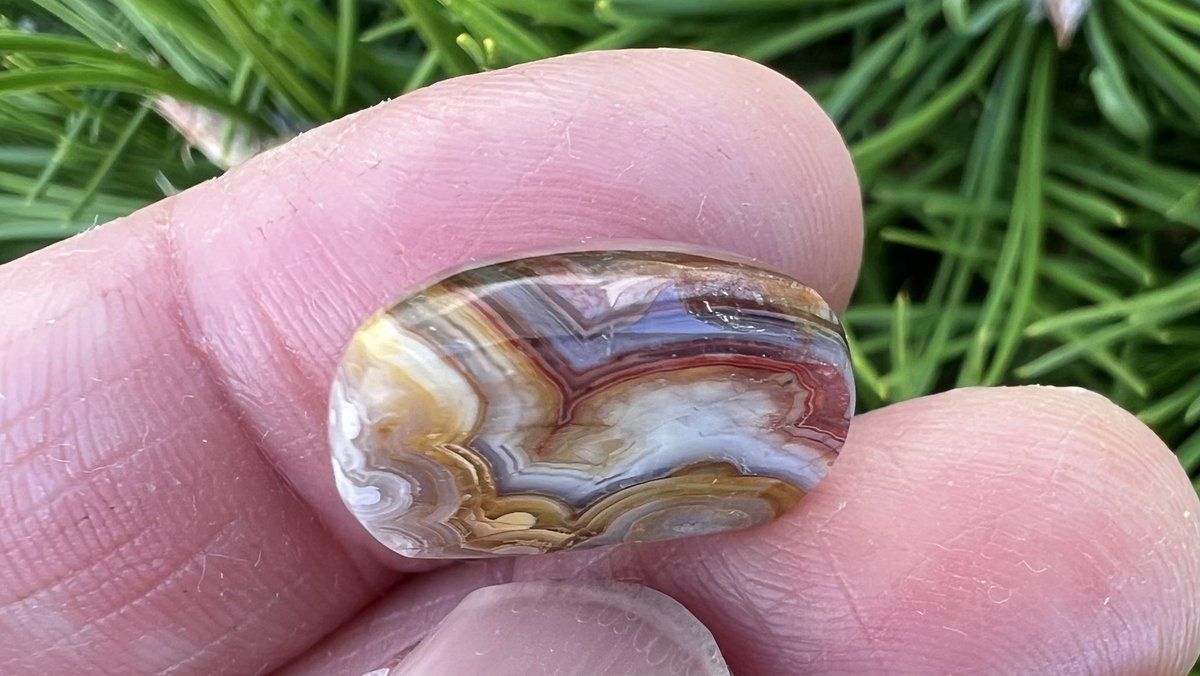 A little lace agate pillow pendant. It is hard to capture in a photo - it is small and the light outside is harsh. My daughter says it looks like an optical illusion.