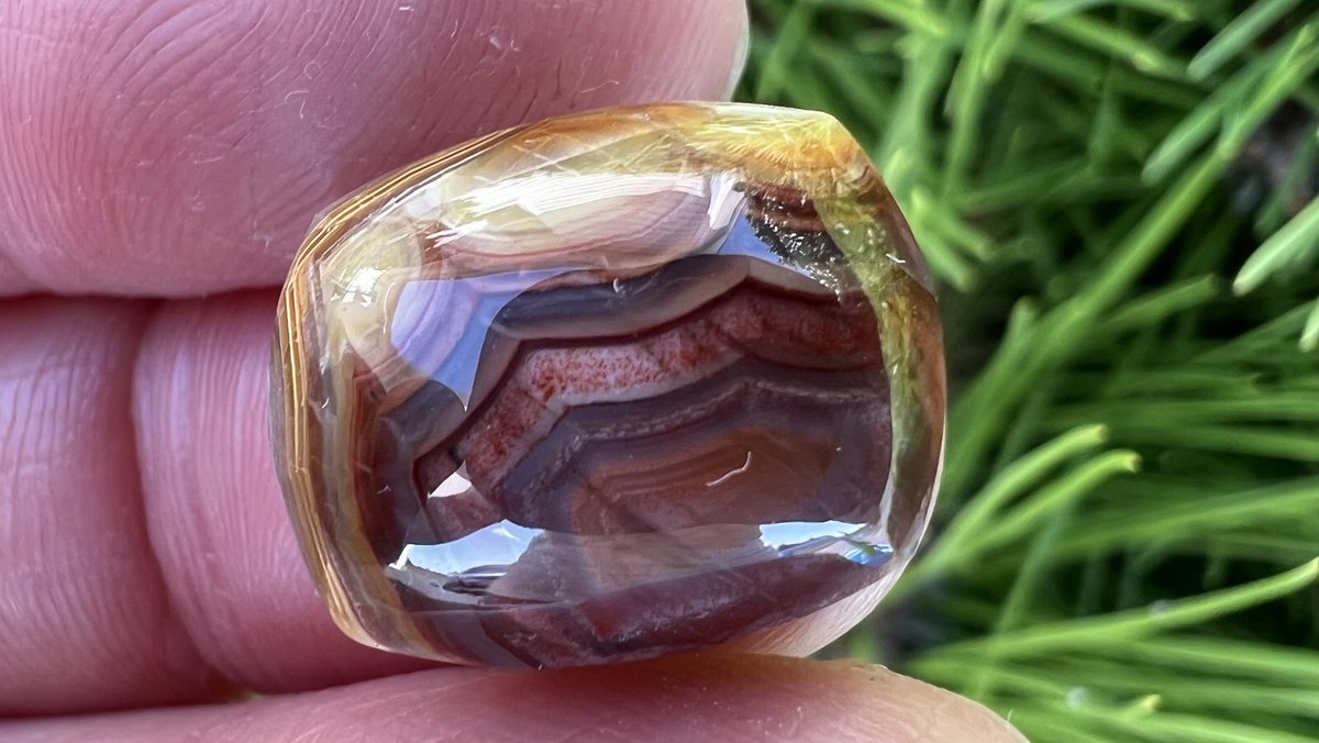 MetaMoosehead's tweet photo. A little lace agate pillow pendant. It is hard to capture in a photo - it is small and the light outside is harsh. My daughter says it looks like an optical illusion. https://t.co/X7IrSjSvZd