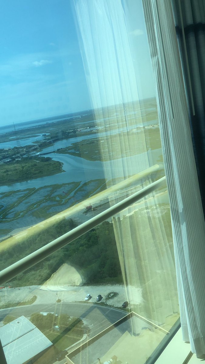 Quixyzz's tweet image. Damn traveling is actually fckin lit while all y’all bozos r in school lmao