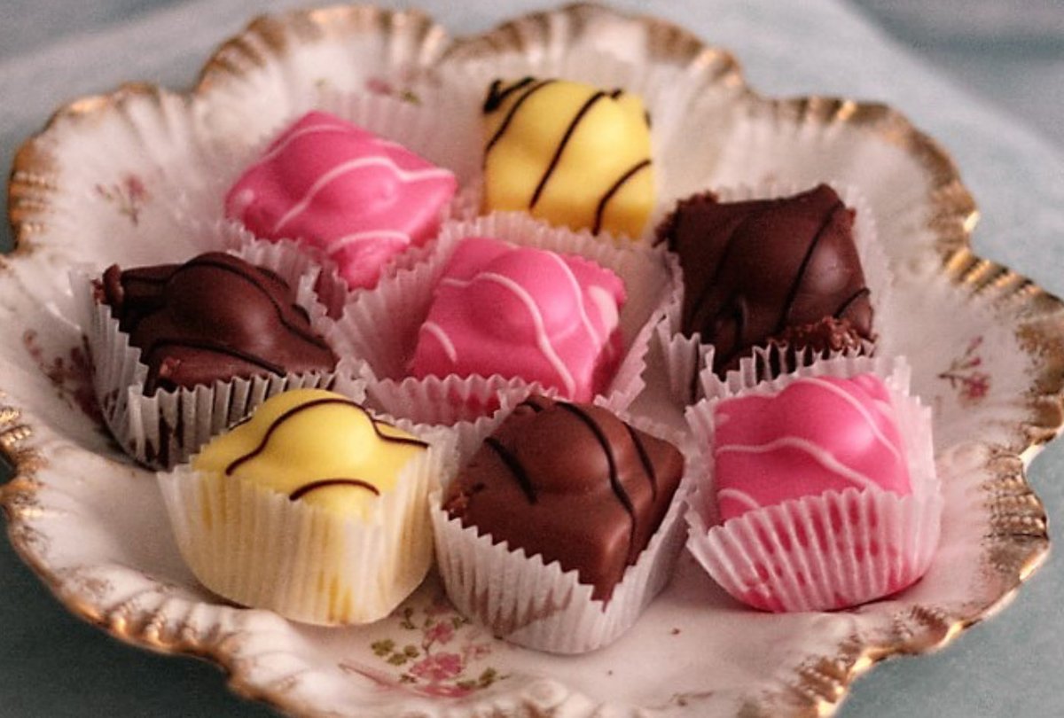 AvonandsomerRob's tweet photo. Which colour is the tastiest French Fancy...? https://t.co/SJNO7kCMcN