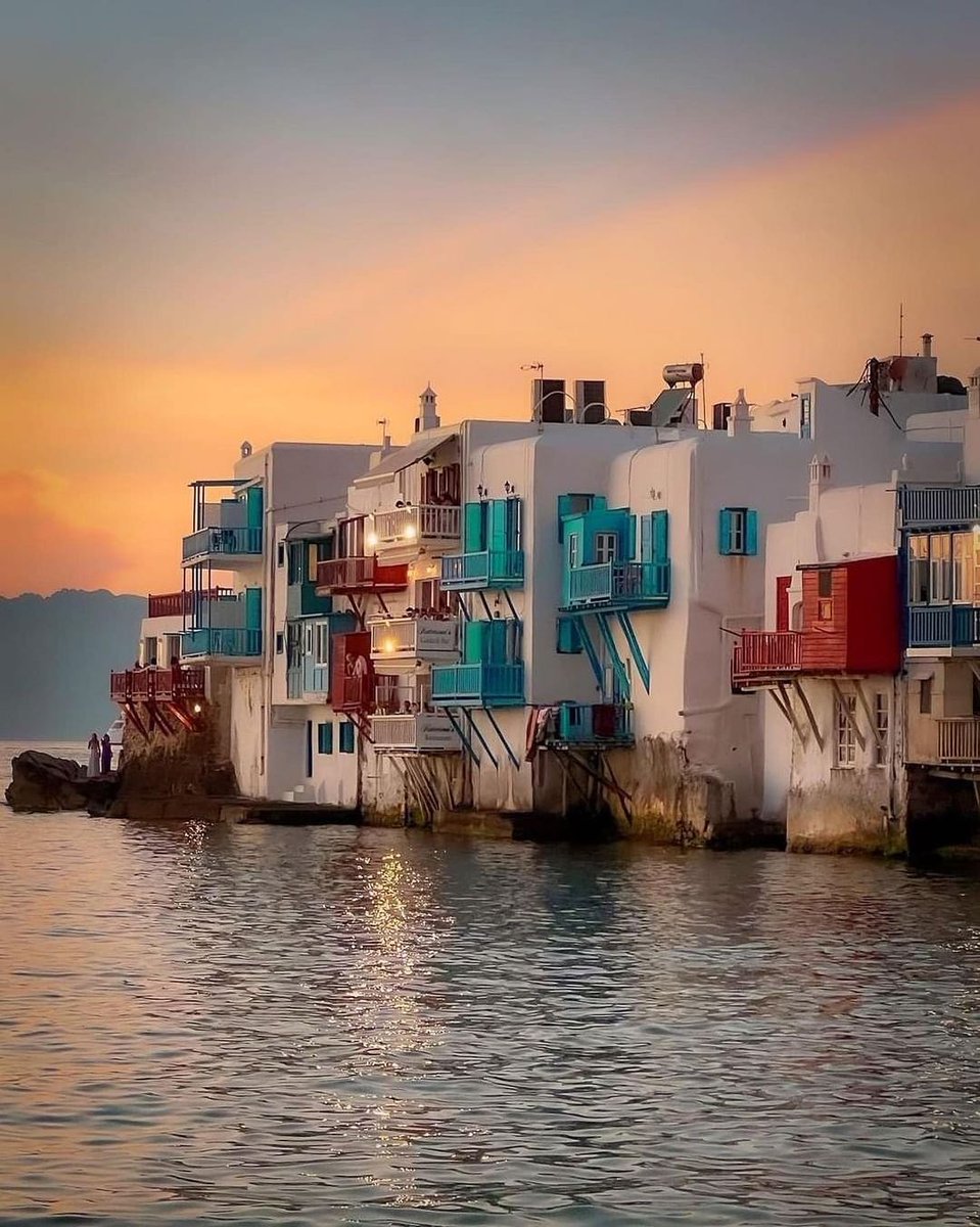 Little Venice in #Mykonos Island is an area that lines the waterfront with rows of 18th century fishing houses with balconies that look out to the sea. These houses originally belonged to shipping merchants, which gave them direct access to the sea. #littlevenice
📷 rockin.greece