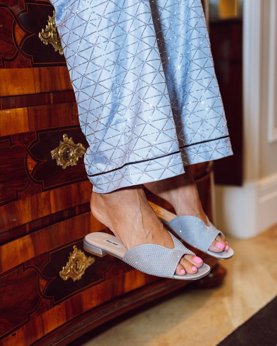 Veronica Webb (@veronicawebb) on Twitter photo Whatβs not to love about hostess pajamas? My husband gave me these as a present for our trip this summer.I wore them to black tie cocktails and dinners, to the theater and just to lounge around and feel fabulous in the hotel π Credits on my IG <a href="/veronicawebb/">Veronica Webb</a> β¨ Whatβs not to love about hostess pajamas? My husband gave me these as a present for our trip this summer.I wore them to black tie cocktails and dinners, to the theater and just to lounge around and feel fabulous in the hotel π Credits on my IG <a href="/veronicawebb/">Veronica Webb</a> β¨