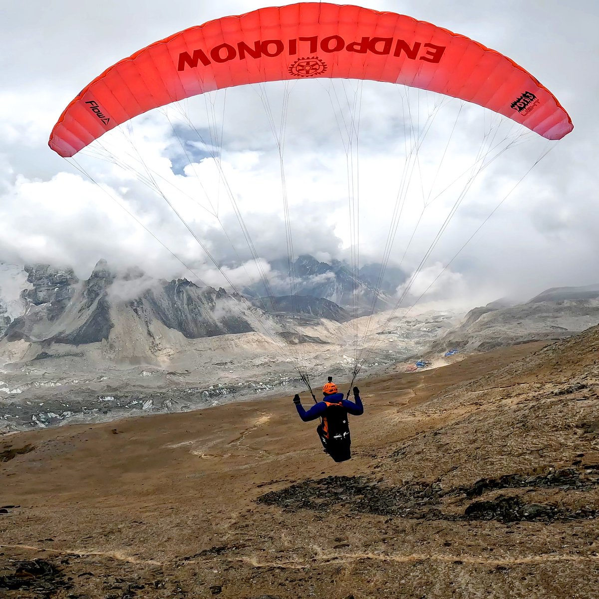 Rotary's tweet photo. 📍 "Namaste" from 29,000 feet above, at the top of Mount Everest in Kala Patthar, Nepal!  

Ken Hutt from the Rotary Club of Berry, Australia, has singlehandedly raised over $200,000 for End Polio Now from his thrill-seeking paragliding expeditions. https://t.co/RyW6bhQrU3
