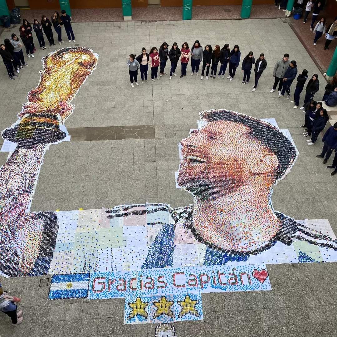 "AL MEJOR DEL MUNDO"
retrato de Lionel Messi llevado a cabo por estudiantes de secundaria, realizado íntegramente con tapitas de plástico. 
Desde Grand Bourg, Buenos Aires, Argentina, saludamos con arte y agradecimiento al inspirador de tanto sentimiento.
#arte #art #tapitas #pix
