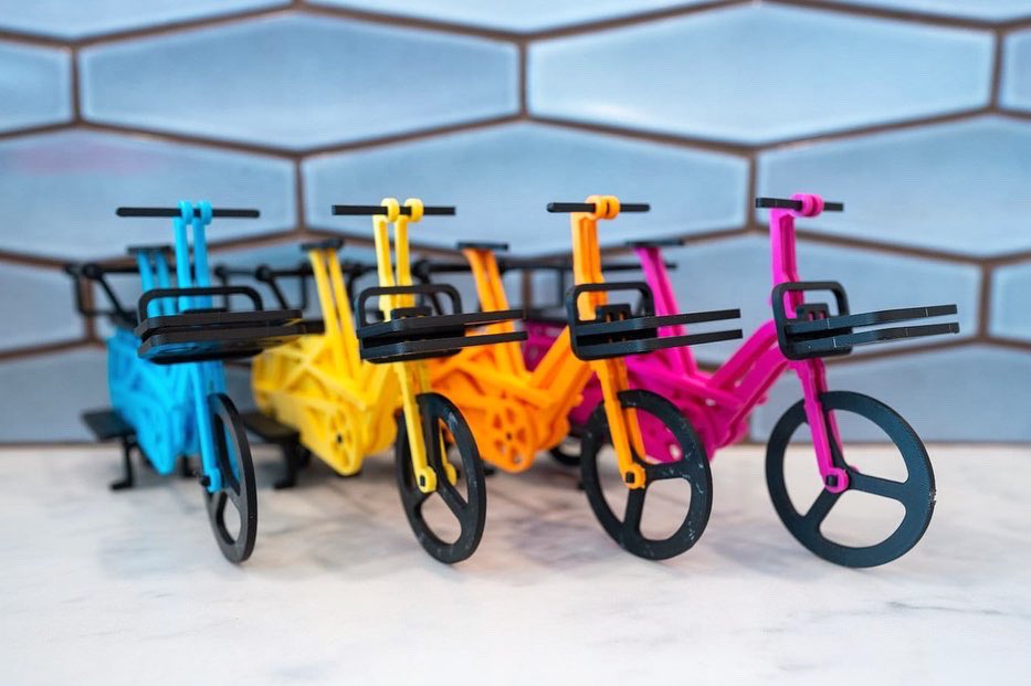 maxelman's tweet image. Fun project! I 3D printed little @ternbicycles GSDs in matching colors based on the official wooden model. More info at the link below. If you’re in San Francisco find us in GGP! 

maxelman.com/tern-gsd/