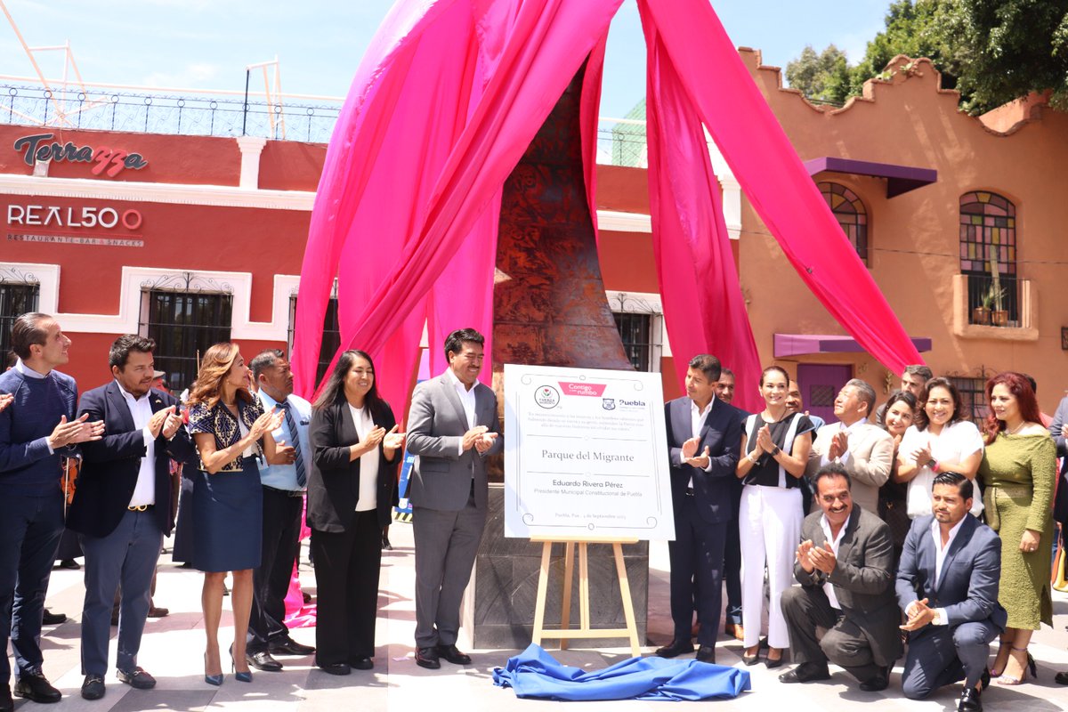 AnaMaJimenezO's tweet photo. Con la inauguración del #ParqueDelMigrante, reconocemos a quienes, sin importar las distancias, llevan a México en su corazón. Aunque crucen fronteras, su esencia y raíces siempre serán mexicanas. ���🇲🇽❤️ 

El presidente @eduardorivera01 inauguró este espacio en homenaje a tantos paisanos poblanos que se encuentran fuera de su tierra #OrgulloPoblano.