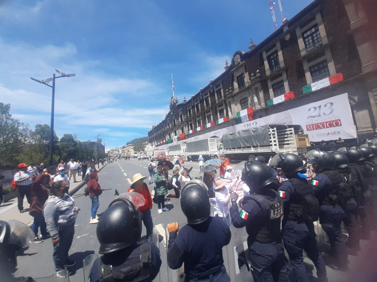 QuadratinEdomex's tweet photo. #Protesta🔴 Familias de Personas Privadas de la Libertad se manifestaron durante #SextoInforme de @alfredodelmazo 
Mientras el gobernador daba cuenta de lo realizado durante su sexenio, las consignas de integrantes de @Hazvalermilibe1 se hicieron presentes
https://t.co/IDWDA1QDp4 https://t.co/1BLEgTeiKT