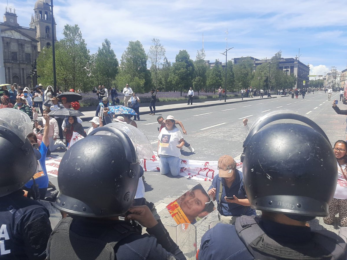 QuadratinEdomex's tweet photo. #Protesta🔴 Familias de Personas Privadas de la Libertad se manifestaron durante #SextoInforme de @alfredodelmazo 
Mientras el gobernador daba cuenta de lo realizado durante su sexenio, las consignas de integrantes de @Hazvalermilibe1 se hicieron presentes
https://t.co/IDWDA1QDp4 https://t.co/1BLEgTeiKT