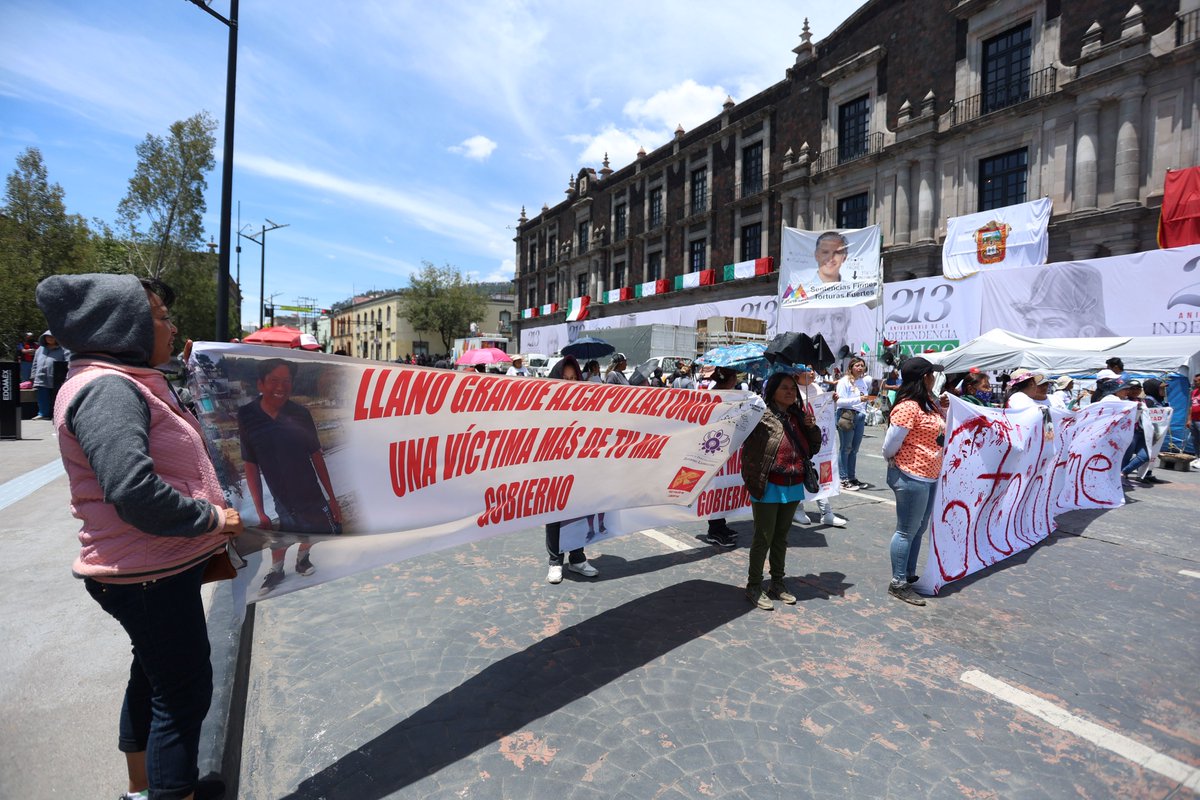 QuadratinEdomex's tweet photo. #Protesta🔴 Familias de Personas Privadas de la Libertad se manifestaron durante #SextoInforme de @alfredodelmazo 
Mientras el gobernador daba cuenta de lo realizado durante su sexenio, las consignas de integrantes de @Hazvalermilibe1 se hicieron presentes
https://t.co/IDWDA1QDp4 https://t.co/1BLEgTeiKT
